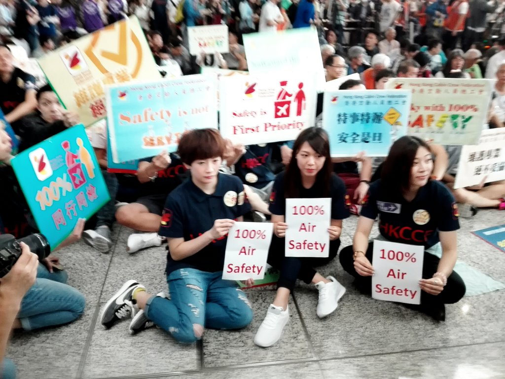 TravelFoto's tweet photo. #HongKongCabinCrewFederation #Sitin for #AirportSafety #Protest #Against #SpecialTreatment for #HKChiefExec https://t.co/wHUAifgGgK