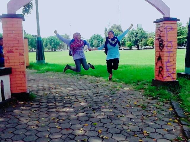 DeviZA26's tweet photo. @ratmirin08 happy with my best friend :) #celong https://t.co/fFGuPJwmcd
