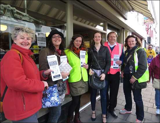 burnham_on_sea's tweet photo. PHOTOS: Day of theatre shows in shops draws extra visitors to Burnham-On-Sea - full review: https://t.co/wPllvSnLqw https://t.co/cLYpyYA2m9