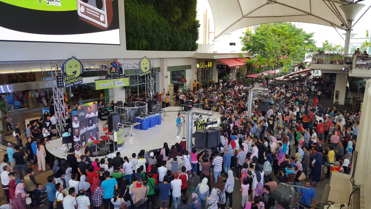 Now on stage!
Diatas Rata-Rata 2 live at #GENRadioShow @987Genfm from The Downtown Walk! ❤❤