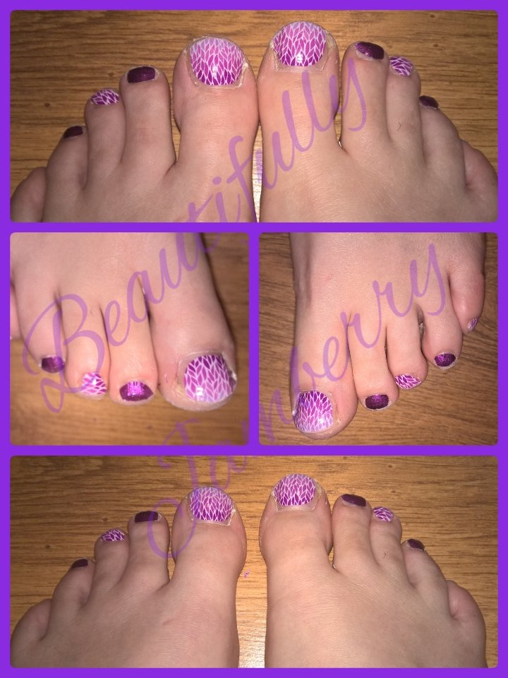 BeautifullyJam's tweet photo. My first jamberry Pedi 😍 #summertoes #ombrelotus #fizzygrape #nailart https://t.co/KFUrzExT9a https://t.co/DX6n4izNiq
