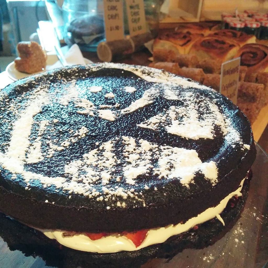 Chocolate Victoria Sponge with a fresh cream and strawberry filling. Come and get it! #cak… ift.tt/1r61pHo