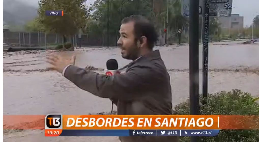 T13's tweet photo. 📱 EN VIVO | Desde el sector del Costanera Center: empeora situación en Andrés Bello » https://t.co/kCoXH4nRwZ https://t.co/74Ibkbolit