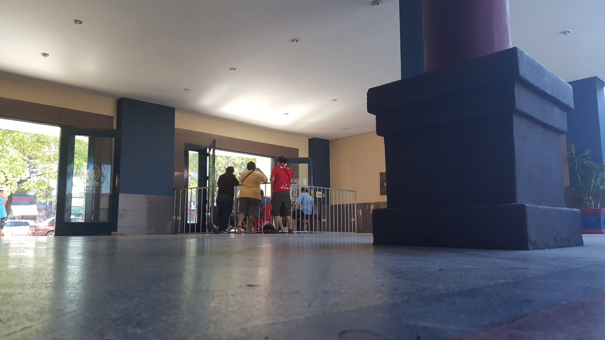 CompAzulgrana's tweet photo. Presentes en el club para la compra de las 20 entradas que estaremos sorteando hoy a las 14 hs
#CompromisoAzulgrana https://t.co/67u3jrs1Xd
