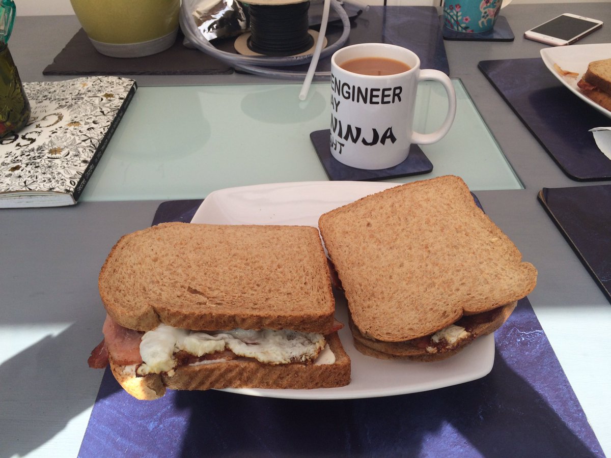 ima_short_arse's tweet image. Solid lunch after a morning's work down the cricket club #sightscreen #painting