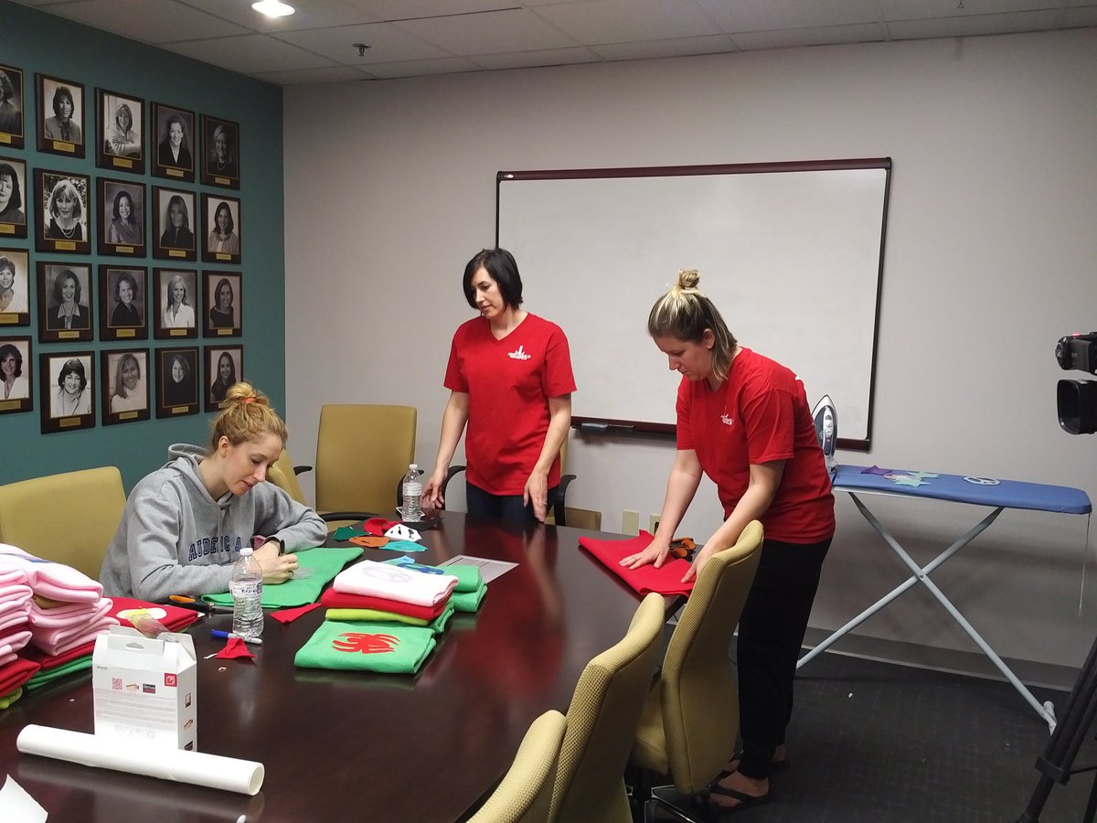 JLIndyPresident's tweet photo. A couple of super star @JLIndianapolis making Super hero capes for kiddos at local hospitals! #MakeItMatter #JoinJli https://t.co/LEXtArRDtB