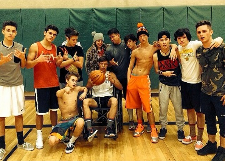 Adrika_Styles's tweet image. #2YearsSinceMagconBrokeUp acho engraçado faz tao pouco ⏳ qe estou aqui já depois do" fim" parece qe estou a tanto ⏳