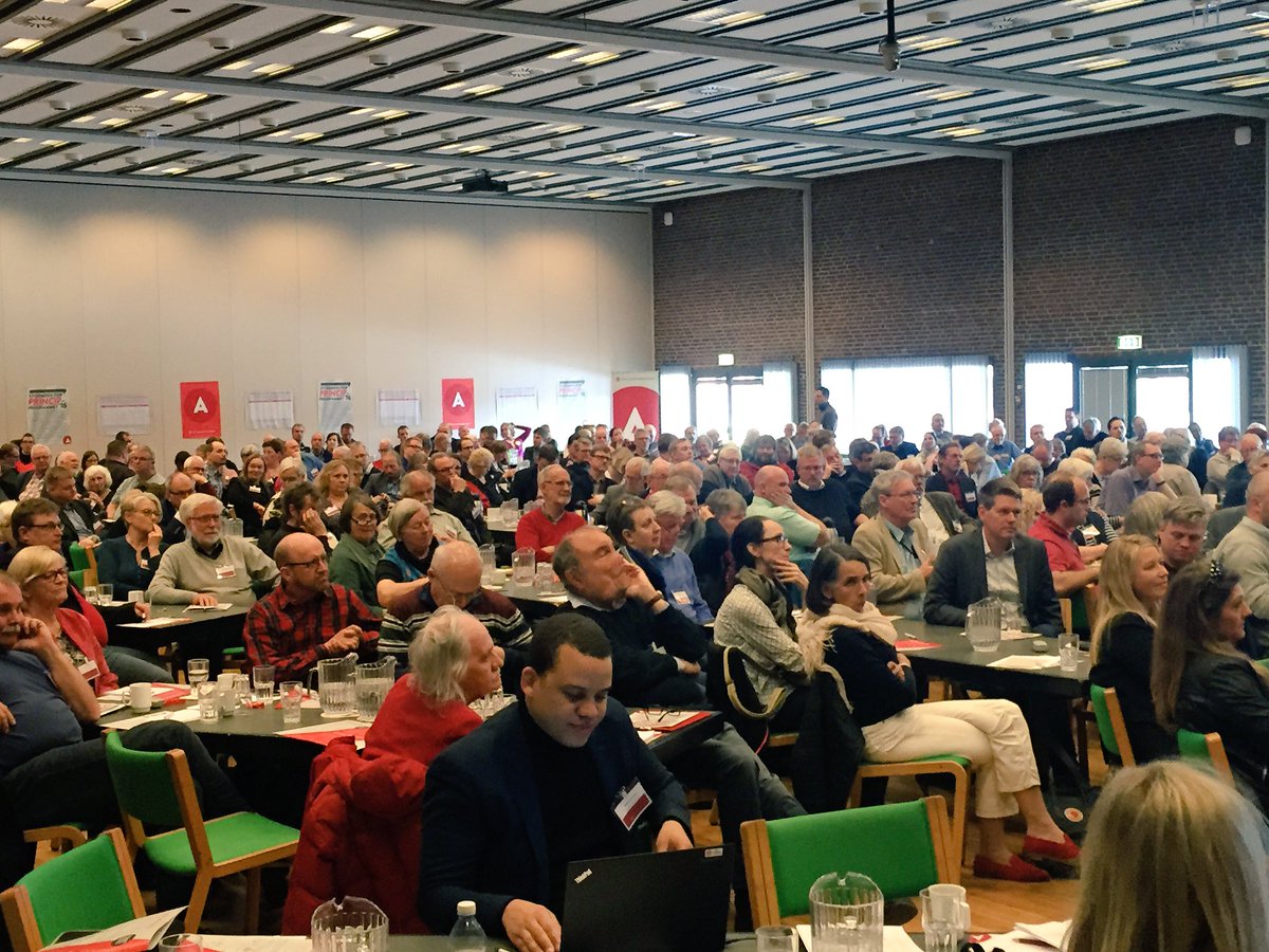 Heunicke's tweet photo. Lige nu: 400 socialdemokrater samlet til debat om #principprogram. Jeg holder oplæg om bekæmpelse af ulighed #dkpol https://t.co/gMn6UhDcPB