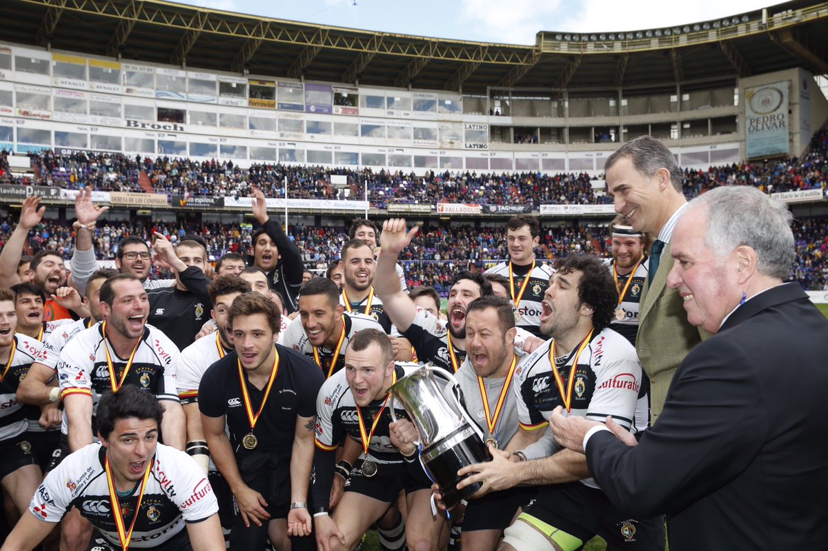 CasaReal's tweet photo. Entrega a @Chami_Rugby del trofeo de Campeón de la Copa del Rey, tras vencer a @VRACQuesos https://t.co/v21IdTu9BZ https://t.co/giNKe3xzFC