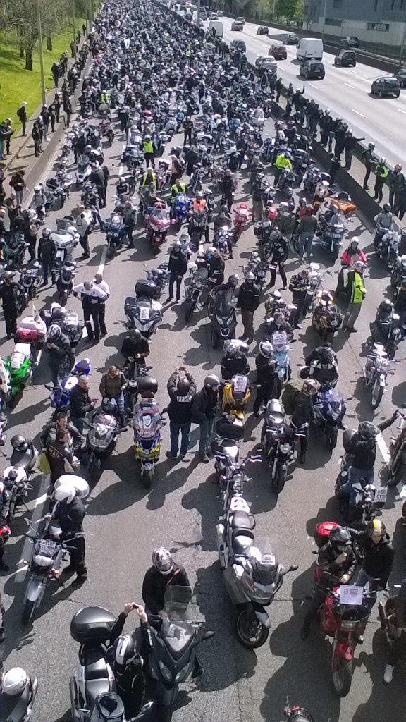 #Manif des motards à Paris contre le contrôle technique. Oubliez le périph!