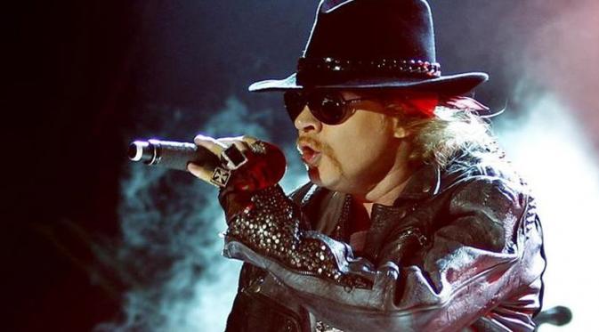 Axl Rose Akan Jadi Vokalis Band AC/DC showbiz.liputan6.com/read/2485682/a…
