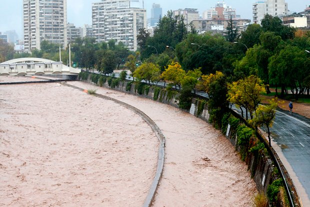 lacuarta's tweet photo. Cuático: Así se ve el desborde del Mapocho desde el aire https://t.co/3tq494QlMo https://t.co/5s69R5X6MR