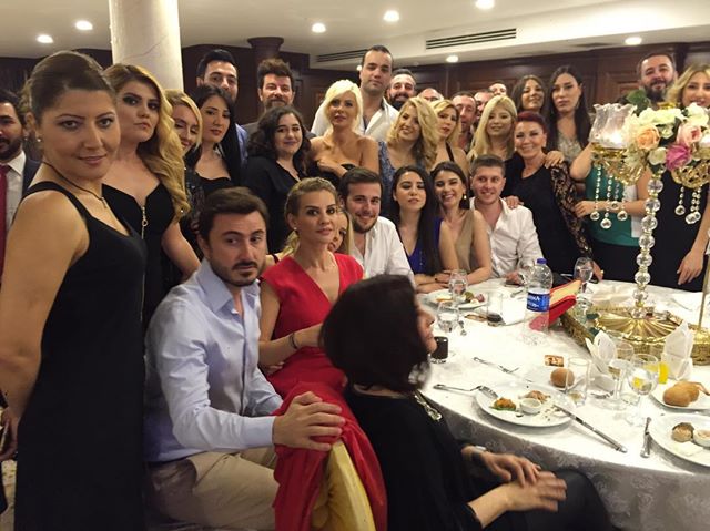edaarya5fan's tweet photo. Esra Erol Ekibin Çeyreğiiii😳😳😳☺️☺️☺️🙈🙈🙈 #evnuruğurevleniyoredaablamçoktatlıvegüzelçıkmışsiziseviyoruz. https://t.co/ZgpnlpfG40