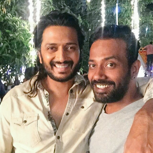 Riteishdfc's tweet photo. @Riteishd clicked with @dthevirus31 during #Banjo shoot https://t.co/jUYhV0KjPK