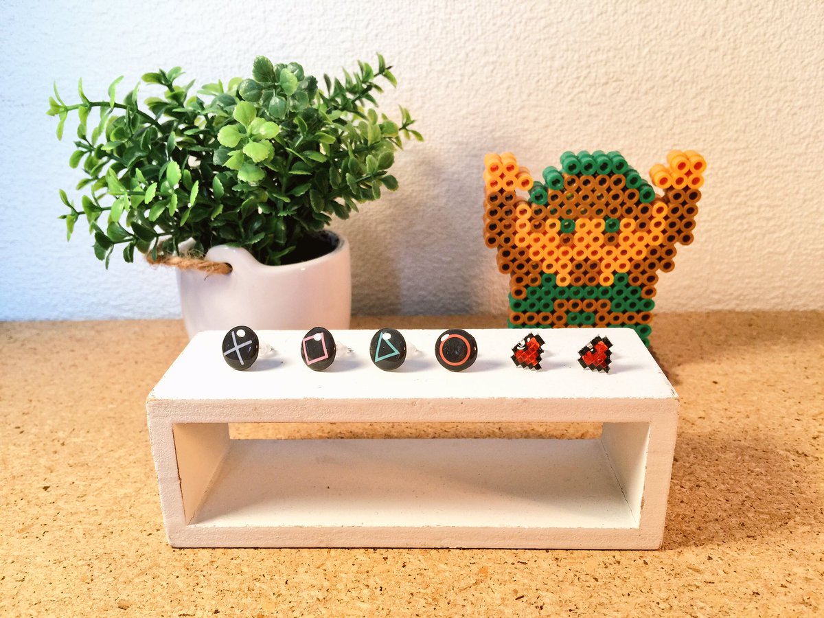 Sasuke Sur Twitter Psコントローラーのボタンを使ってピアスを作成しました ２回目 今回は網戸ットを使ったドットピアスも作成 両方ともレジンでコーティングしてあります 8bit Shugei 網戸ット Retrogaming