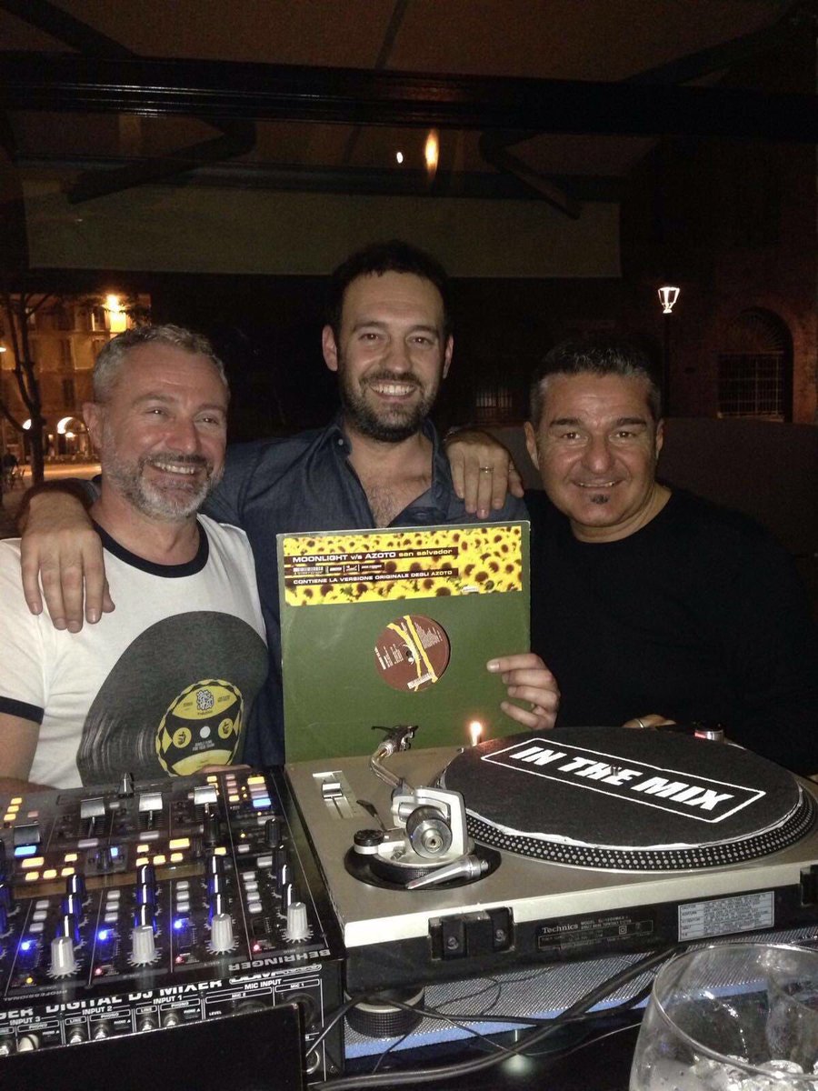 Vinilistic's tweet photo. Altri scatti dalle location che ieri notte hanno concluso le celebrazioni del #VinylisticRSD2016 a Cremona e Parma https://t.co/9YAxgxTCxe