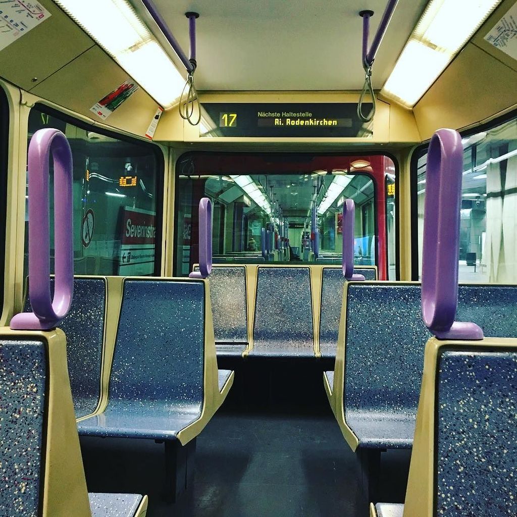 devitis's tweet photo. Die #Linie17, überfüllt wie immer. https://t.co/aUL0I8S2Yi https://t.co/C6KlLk4xPh