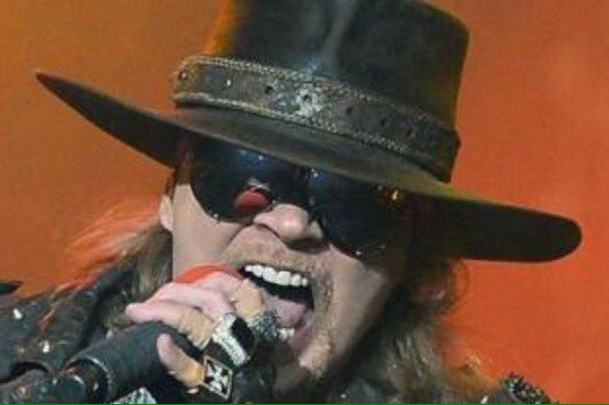 YofuiaEGB's tweet photo. Confirmado: Axl Rose será el nuevo cantante de AC/DC. ¿AXL/DC? https://t.co/s6hCKcsKra