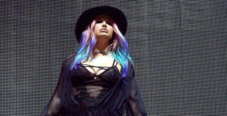 BBCNewsbeat's tweet photo. Kesha makes first stage appearance since Dr Luke ruling https://t.co/m9tVIqK3zg https://t.co/NYdjhuTmNV