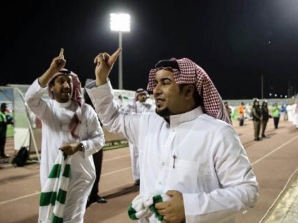 yznntt's tweet photo. من النادر في كره القدم رئيس نادي سابق يؤازر فريقه ويدعم رئيس النادي الذي اخذ منصبه وكرسيه 
"الاهلي على قلب واحد" https://t.co/RV5bKEnTFg