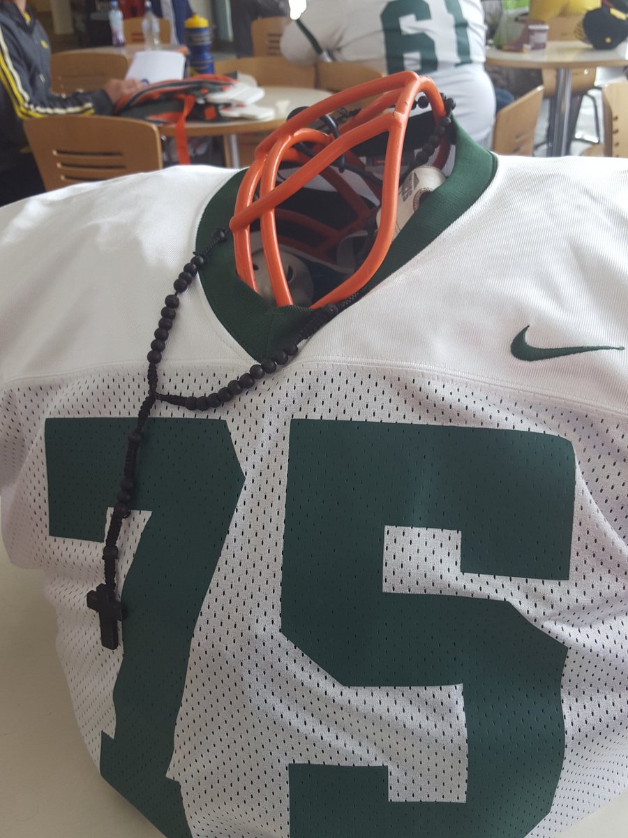 PapaBearCurtin's tweet photo. Not long now....... #Sentors #Green machine #GameDay https://t.co/NhbEwSKXeU