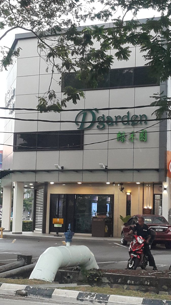 marichat55's tweet photo. @MPBPahat @bombaJBPM hazardous signage.  Fake windows there.  TAMAN BUKIT PASIR,  BATU PAHAT https://t.co/fE79uOrbMU