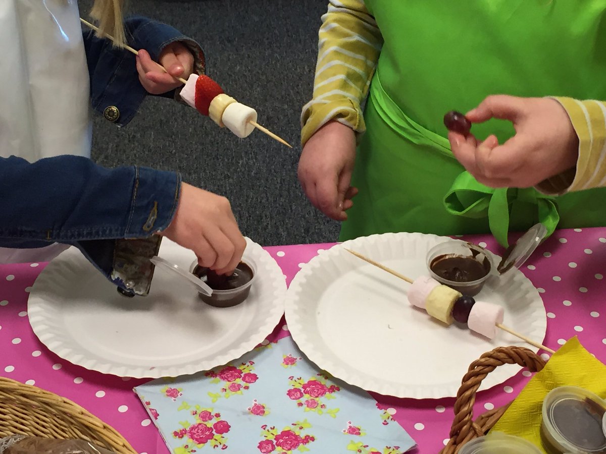 SmartRasp2's tweet image. Make your own fruit kebab@SmartRaspberry@ArdingtonFood Fayre