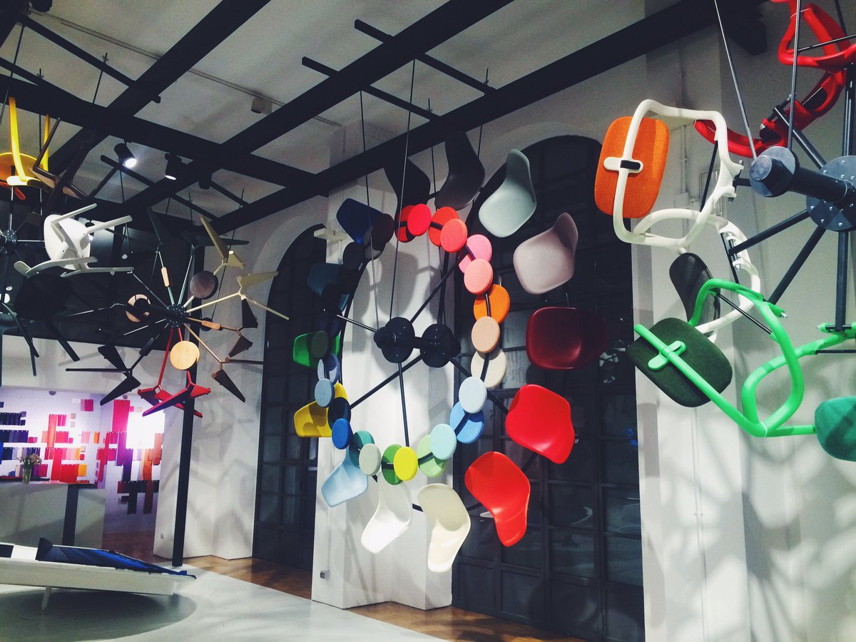 ClementeMatteo's tweet photo. #ferriswheel made with chairs + opulent #spaces @vitra @fuorisalone #mdw2016 #fuorisalone #vitra https://t.co/841gZJlmYM