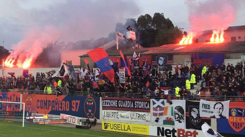 LIBERTEradio's tweet photo. Fumi ne tue pas.........@gfc_ajaccio @losclive !!!
@CompaneroGFCA https://t.co/I5ZzbDDNuc