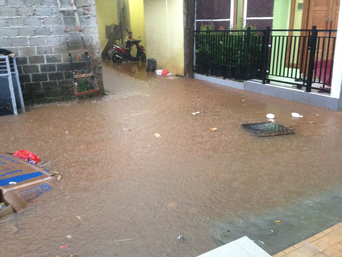 Wailahi's tweet photo. @petajkt Jl karang mulya Gg h. Naim RT 01 RW 09 minta di bikin kan saluran air jika hujan dtg #banjir https://t.co/iTCdd1gwc5