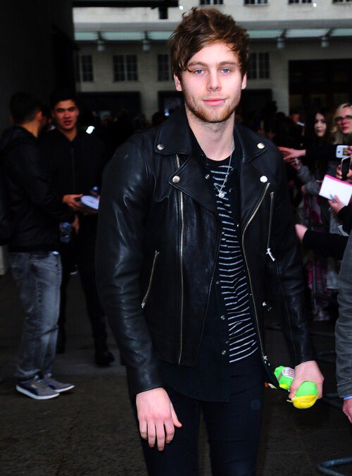LukeHemmingArmy's tweet photo. Retweet if you love Luke Hemmings ❤️ https://t.co/Fc71nLS9U0