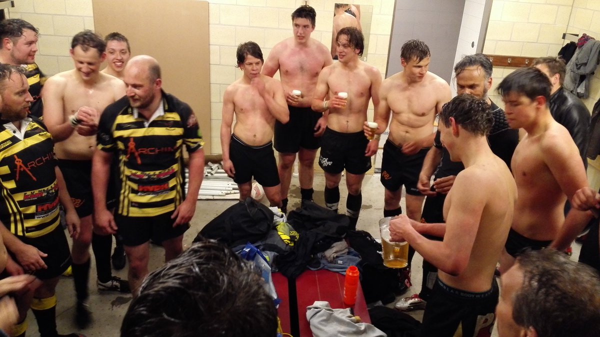Nabespreking in de kleedkamer na n natte wedstrijd: Eindstand 50 - 5 vs @RCBulldogs. Tijd voor n welverdiend biertje