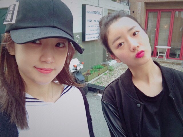 Apink_2011's tweet photo. [#초롱] 일교차가 심하네요! 
옷 너무 얇게 입고 다니지말아요 팬더들! 
감기조심!! 
남은 주말 마무리 잘하고 내일부터 또 화이팅합시다!

#에이핑크 #Apink #박초롱 https://t.co/gBHcn4s4mI