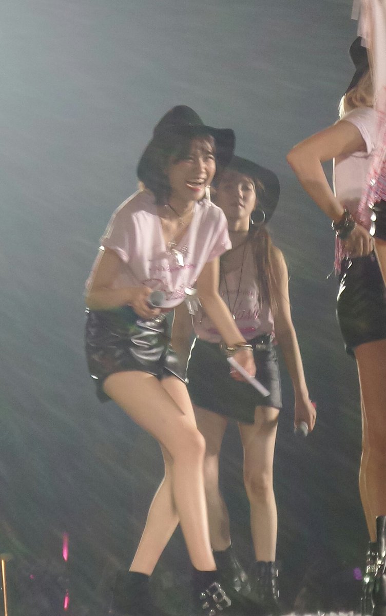 pabosone's tweet photo. Tiffany took our money, showed it to Sooyoung. Soo laughed, and then danced with our money along with Yoona and Fany https://t.co/VJufWlH6xH