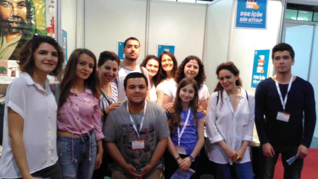 ihtiyacharitasi's tweet photo. #İzmirKitapFuarı'na geldiğinizde bize uğramayı unutmayın, 108nolu yerdeyiz. Tüm gönüllülerimize teşekkürler :) https://t.co/kJFZuqINZi