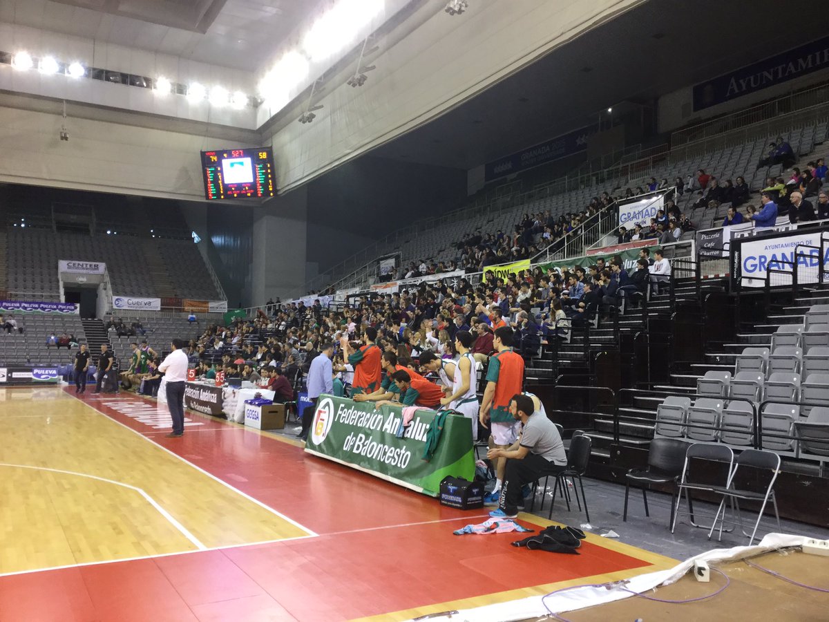 FAB_Andaluza's tweet photo. #CADEBA2016JM min.5 del último cuarto @unicajaCB 74 @cdbsevilla 60 https://t.co/dfSYrnweDO