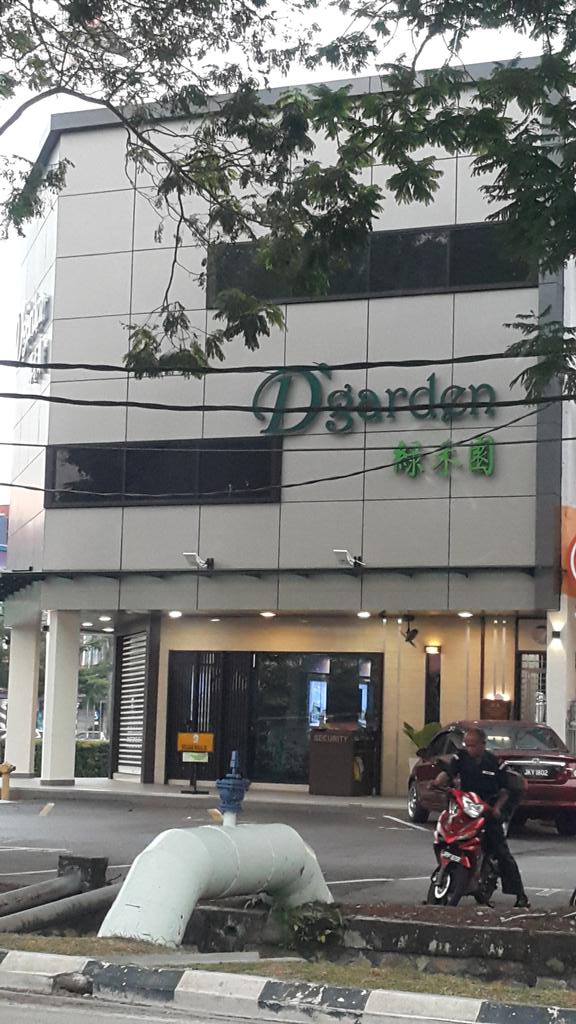 marichat55's tweet photo. @MPBPahat @bombaJBPM hazardous signage.  Fake windows there.  TAMAN BUKIT PASIR,  BATU PAHAT https://t.co/BjYY0xnnqo