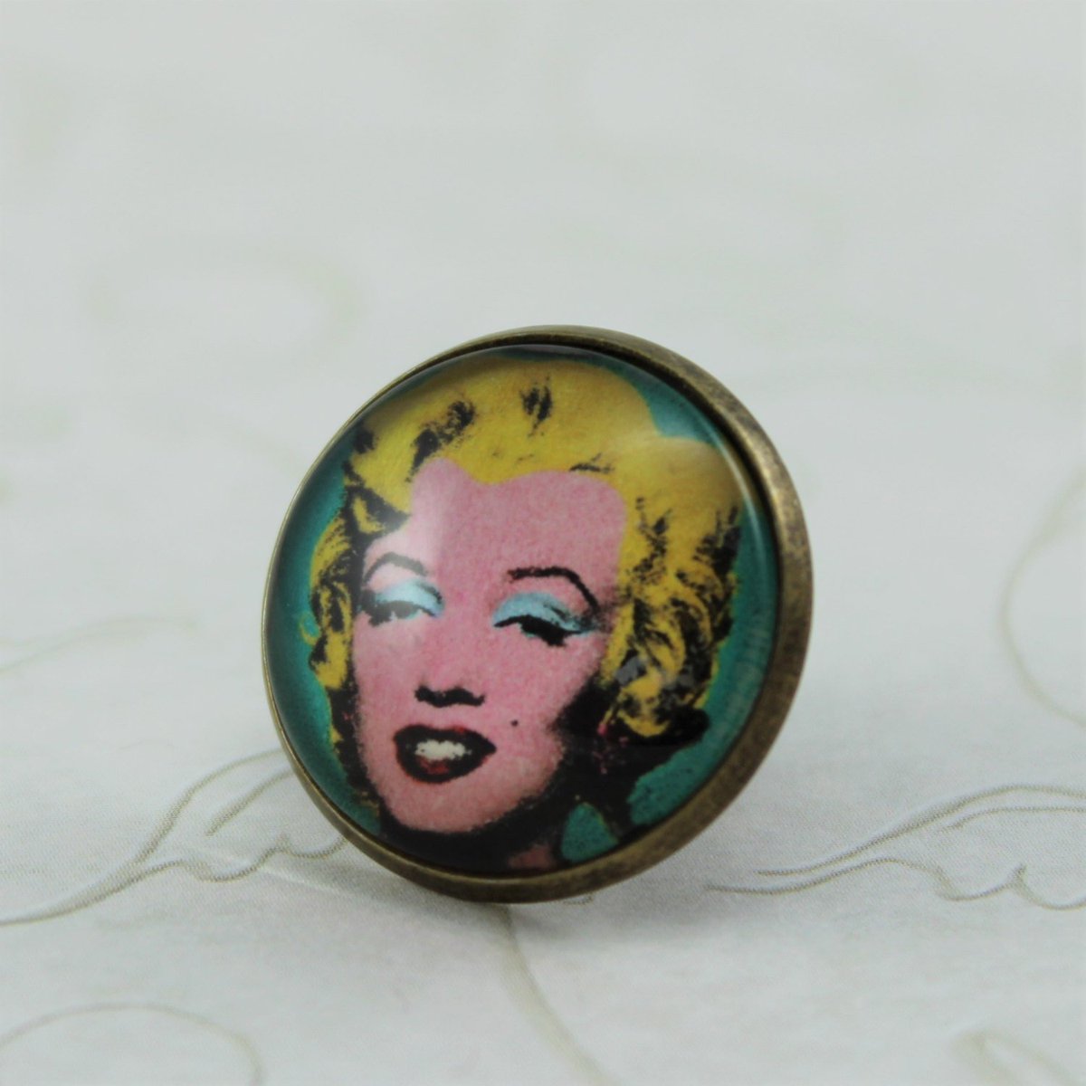 monalaina's tweet photo. Turquoise Marilyn by Andy Warhol Pin, Marilyn Monroe Pin, Pop Art Pin, Ant… https://t.co/FSSScYqR8s #art #ArtButtons https://t.co/IaFWapqQR9