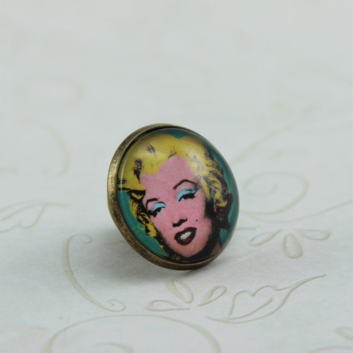 monalaina's tweet photo. Turquoise Marilyn by Andy Warhol Pin, Marilyn Monroe Pin, Pop Art Pin, Ant… https://t.co/FSSScYqR8s #art #ArtButtons https://t.co/IaFWapqQR9