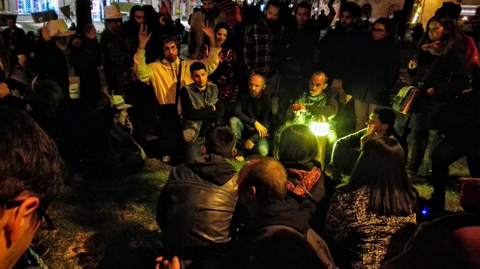 NimesDebout's tweet photo. Ambiance du #47mars à #Nîmes, après la projection du film "Je Lutte donc je Suis" de Yannis #Youlountas https://t.co/b2RtxqmPRR