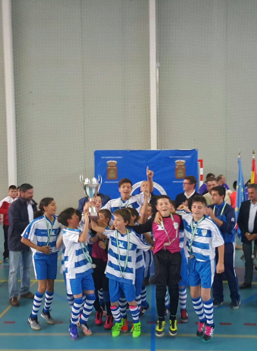 Enhorabuena a la @FedMalagaFutb, a <a href="/faluco8/">fali 8</a> y su grupo de chavales por este título de campeón de Andalucía Alevin