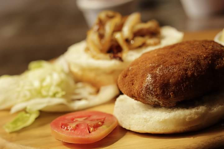 CafeFreeIndia's tweet photo. What do we love as much as pizzas? BURGERS!Try the Juicy Lucy Lamb Burger at#CafeFreeIndia #LowerParel #HomeDelivery https://t.co/OvBuoqS2WU