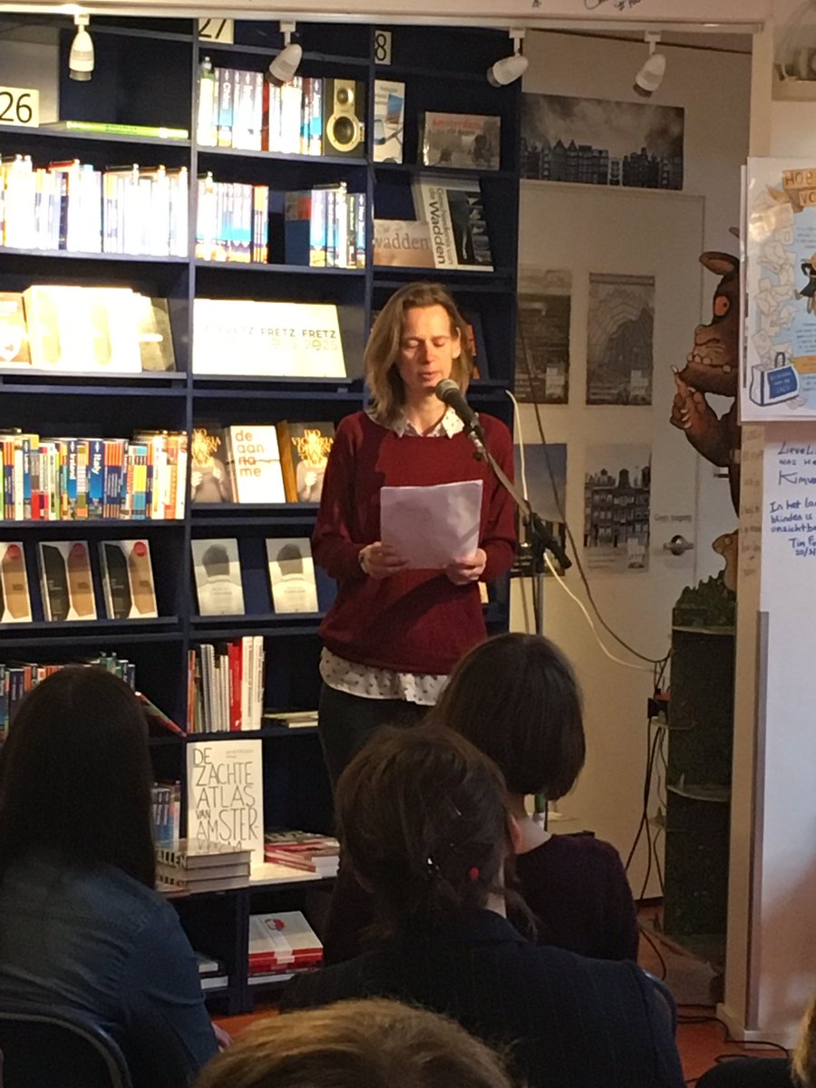 Onze Anja Sicking leest voor uit haar nieuwe roman, die als werktitel "De andere kant van het schaakbord" heeft.