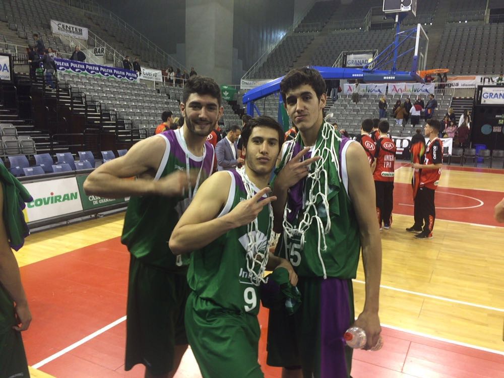 CanteraUnicajaC's tweet photo. @victorA139 @ignaciorosa15 y @ManuVazquezG #CADEBA2016JM #UnicajaCantera https://t.co/DTz0yvocPE