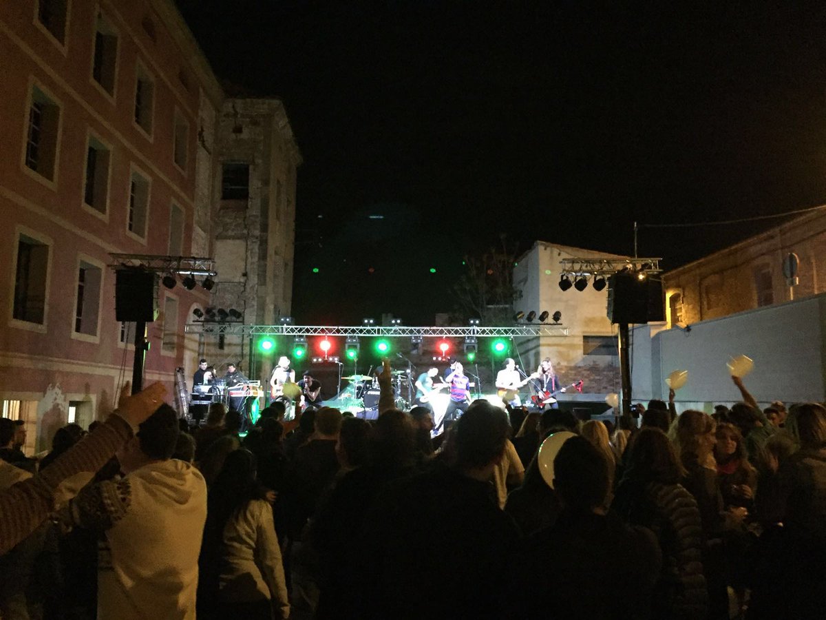 Ahir vàrem viure una nit bonica un munt d'artistes i molts amics per ajudar la Sílvia Gázquez. 
#MoltissimesGracies!