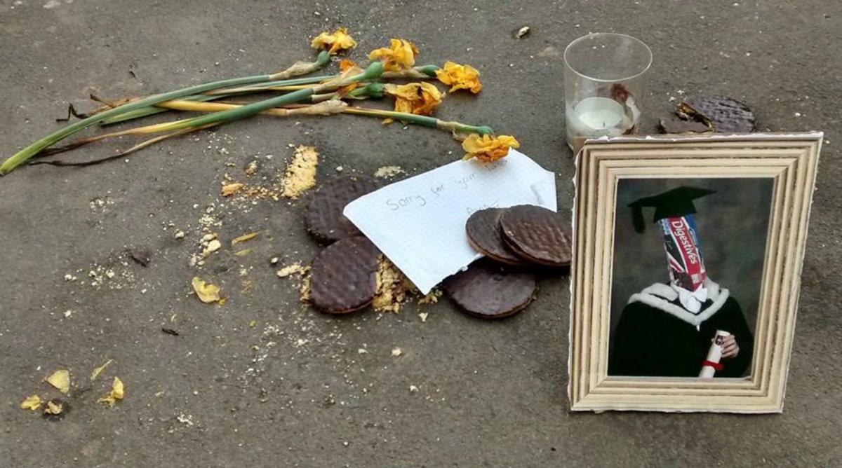 Independent's tweet image. People in Warwickshire have made a shrine for a packet of biscuits dropped on the street i100.io/Eqs7BTP