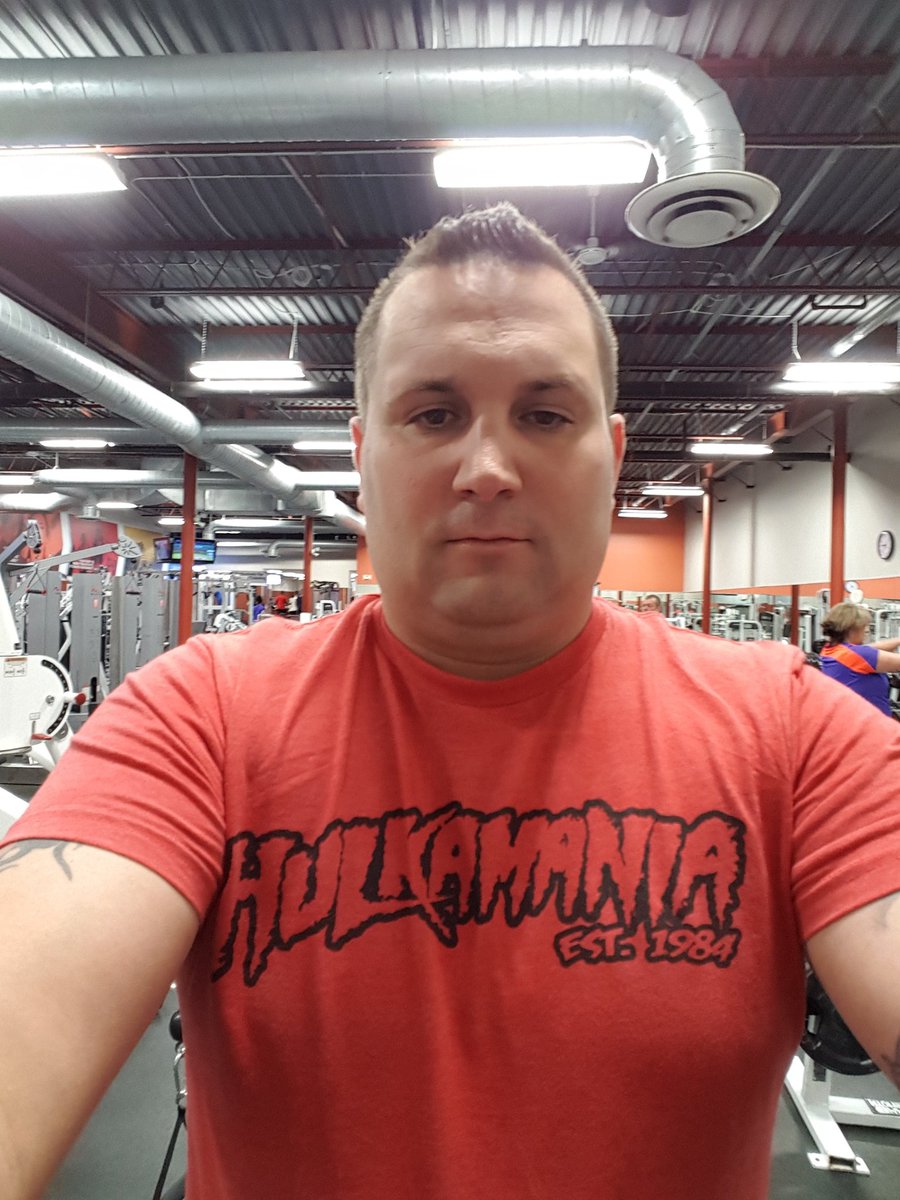 SMisir12's tweet image. #PythonPower swelling at GoodLife Fitness in my Red #Hulkamania Shirt from Hogan&apos;s Beach @HulkHogan