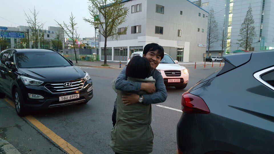 XAUUSD_GoldEA's tweet photo. 2주기를 팽목항에서 보내고 돌아왔다.직업적으로 따지고 계산했다면 안산과 광화문으로 갔을테지만,2년째 자식을 기다리고 있음에도,언론의 주목조차 받지 못하는..가족들이 있다는걸 알려주고 싶어서 그곳에 다녀왔다. https://t.co/vJxJgQCgW3