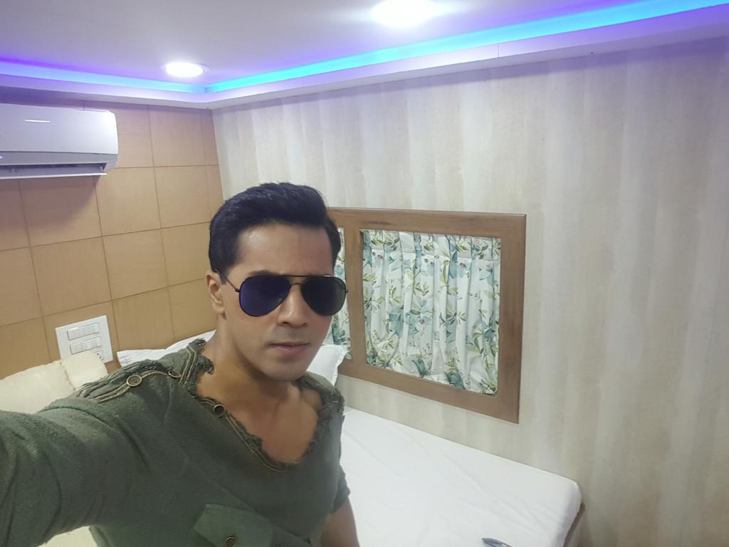 So, who did I just meet on the sets of (blockbuster) #Dishoom!? Isn't he <a href="/Varun_dvn/">Varun Dhawan</a>!? 😂😁 Jai ramji ki Badri bhaiya!🙋