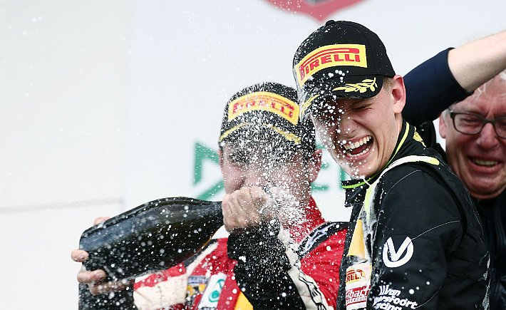 Rochi_F1's tweet photo. Hay cosas que nunca cambian 😍❤🇩🇪🇦🇺❤😘 #ADACF4 #2015 #2016 #MS29 #JM96 #MickSchumacher #JoeyMawson https://t.co/XB8RW8EeKk